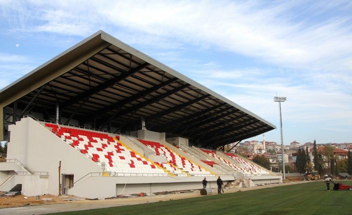Kula ilçe stadı yenilenen yüzüyle hizmete hazırlanıyor