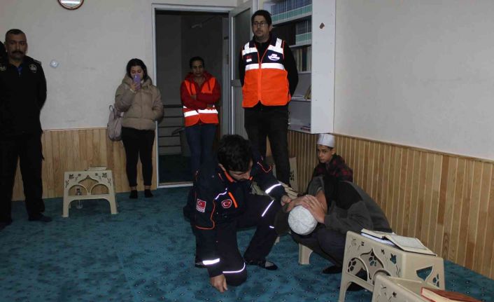 Kur’an kurslarında eğitim gören öğrencilere deprem ve tahliye tatbikatı yapıldı