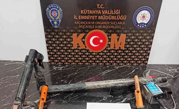 Kütahya’da bir araçta tarihi eser niteliğinde 4 adet sikke ele geçirildi