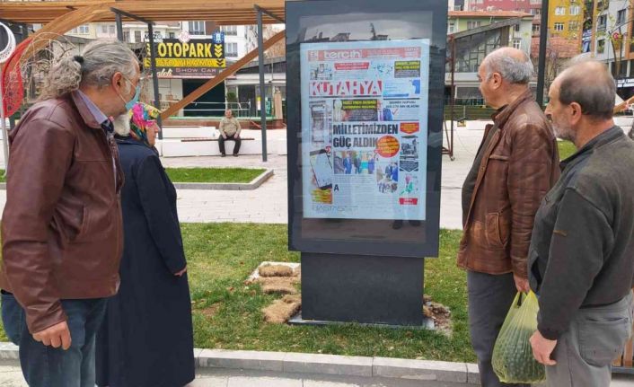 Kütahya’da yayın yapan gazetelerin birinci sayfalarının yer aldığı dijital panoya ilgi