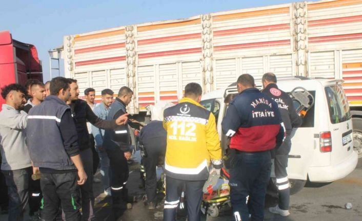 Manisa yolunda kaza: 3 yaralı