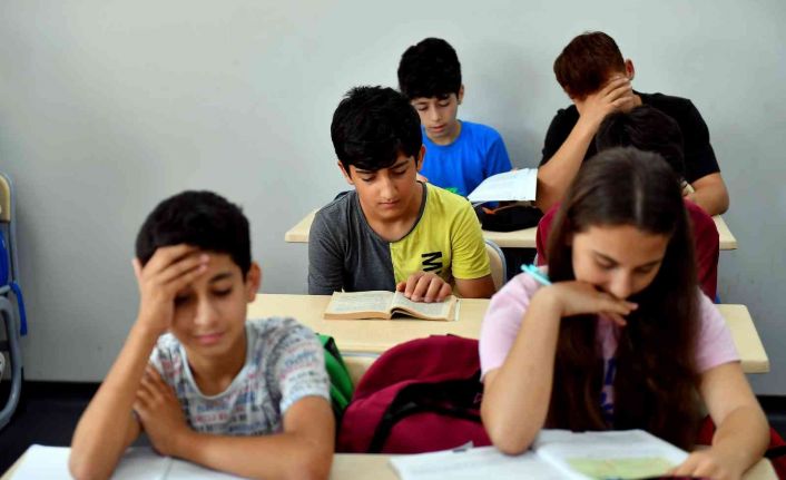 Mersin Büyükşehir Belediyesinin kurs merkezleri öğrencileri sınavlara hazırlıyor