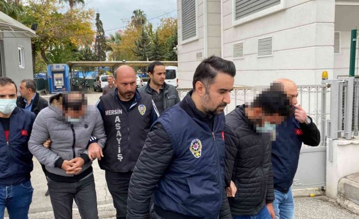 Mersin’de üniversiteli kızlara yabancı cisim atan motosikletli gençler adliyeye sevk edildi