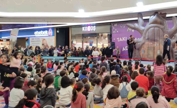 Minik çocuklara deprem anı tatbikatı