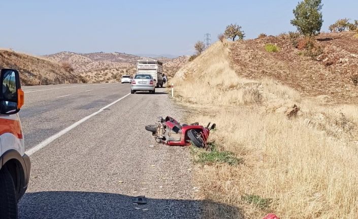 Motosiklet ile kamyonet çarpıştı 2 kişi ağır yaralandı