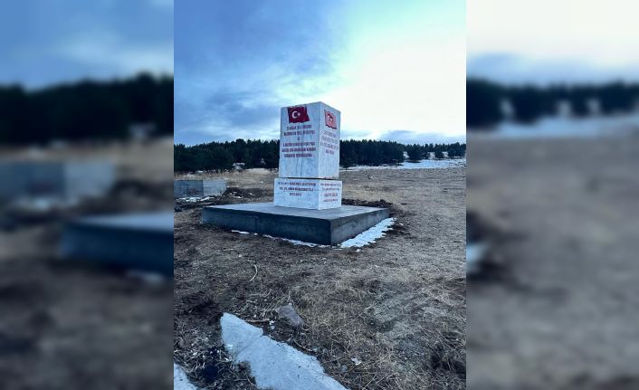 Muğla’da hazırlanan 35 tonluk mermer kaide Sarıkamış Şehitleri’nin yürüyüşe başladığı alana dikildi