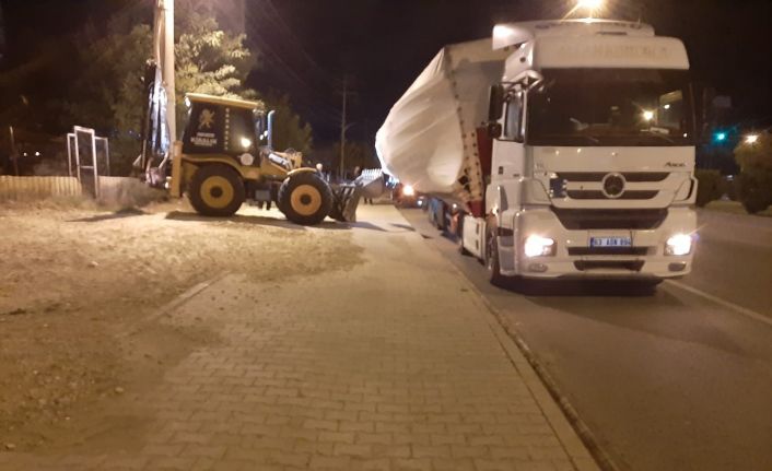 Nar yüklü tır devrilme tehlikesi yaşadı