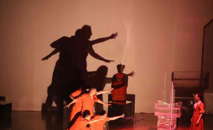 NEVÜ’de ‘Hiç Kimse’ adlı tiyatro oyunu sahnelendi