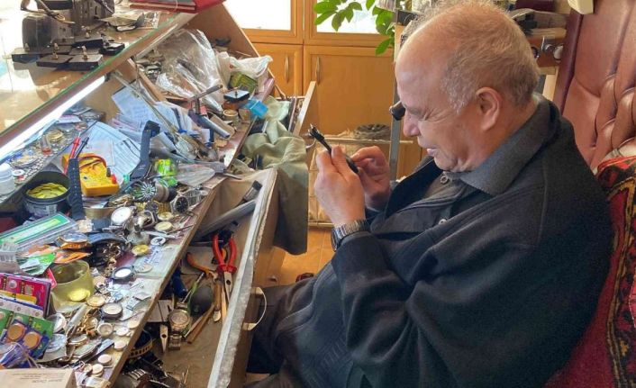 Niğdeli saat ustası Naci Evirgen, 60 yıldır saat tamir ediyor