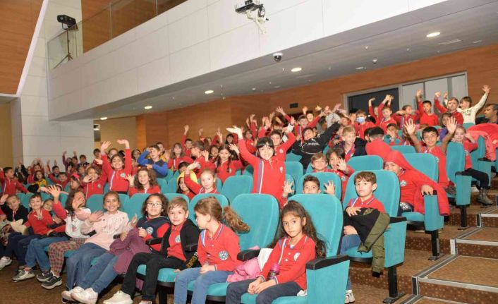 Ödüllü çocuk oyunu “Kostüm Odası” seyircisiyle buluştu