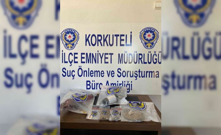 Otodan hırsızlık yaptılar, ’dur’ ihtarına uymayan arkadaşlarının yanında yakalandılar