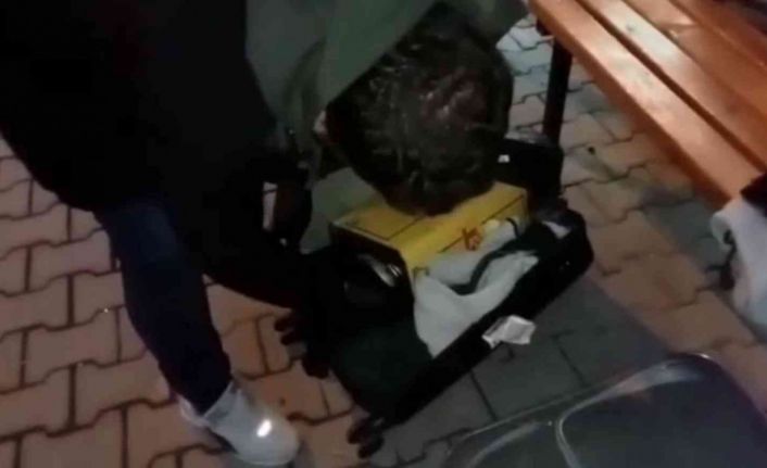 Otomobilde yağ tenekelerine gizlenmiş 6 kilo 850 gram esrar ele geçirildi: 3 gözaltı