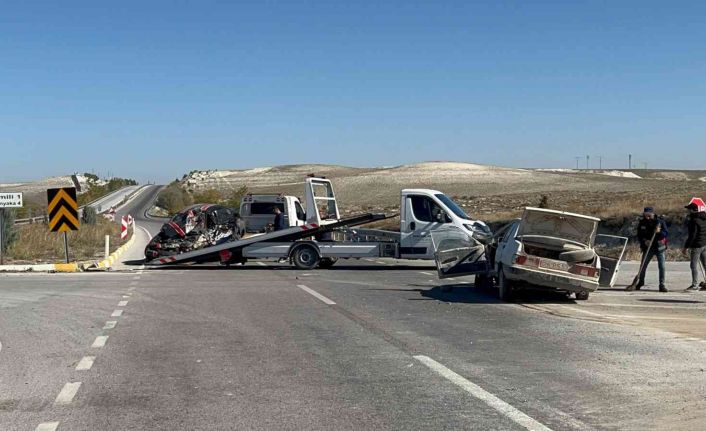 Otomobillerin hurdaya döndüğü kazada 1 kişi öldü, 4 kişi yaralandı