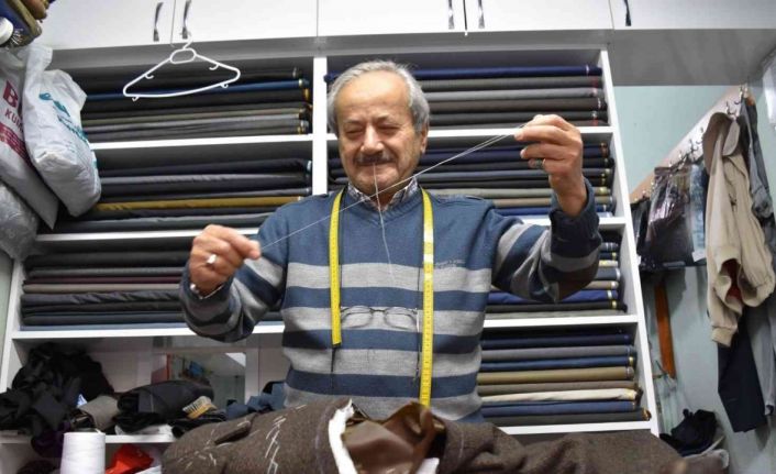 (ÖZEL) 70 yaşındaki terzi Sıtkı Usta’nın meslek aşkı hayran bırakıyor