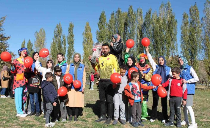 Özel çocukların at binerek ok atarak ata sporlarıyla tanıştığı anlar yüzlerde tebessüm oluşturdu