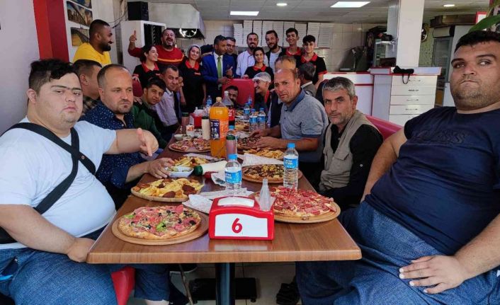 Özel gereksinimli bireyler önlüğü taktı mutfağa girdi, halay eşliğinde hem pişirdi hem de yedi