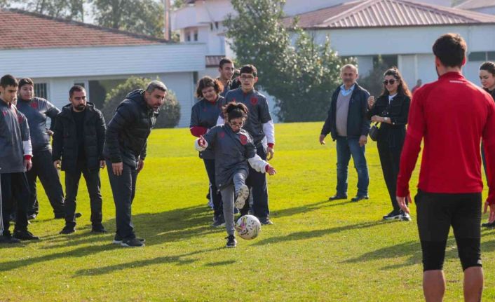 Özel öğrenciler Samsunsporlu futbolcular ile maç yaptı