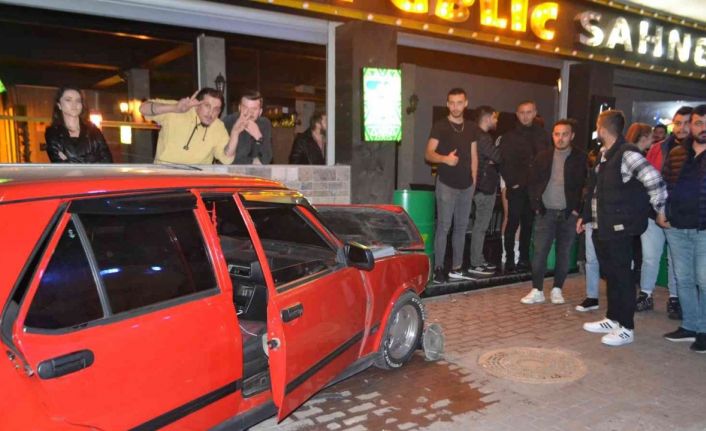 Polisi görünce panikleyen alkollü sürücü eğlence mekanının duvarına böyle çarptı