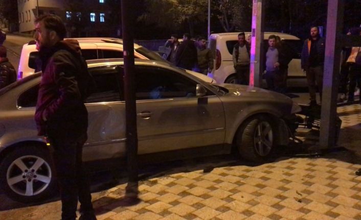 Polisten kaçan ehliyetsiz sürücü üst geçit direğine çarptı: 3 yaralı