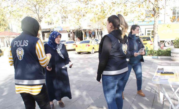 Polisten kadınlara şiddete karşı uyarı broşürü