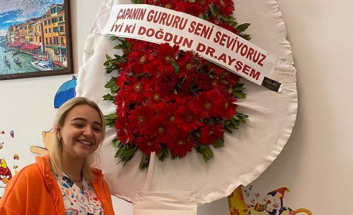 ‘Sahte doktor’ inandırıcı olmak için kendi adına çelenk bile yaptırmış