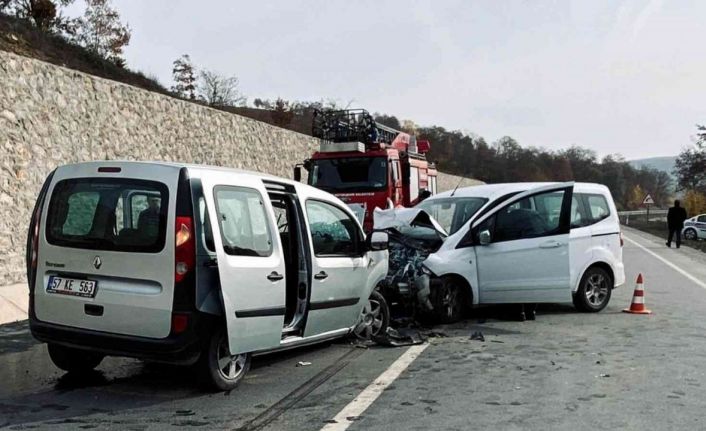 Samsun’da 2 hafif ticari araç kafa kafaya çarpıştı: 1 ölü, 7 yaralı