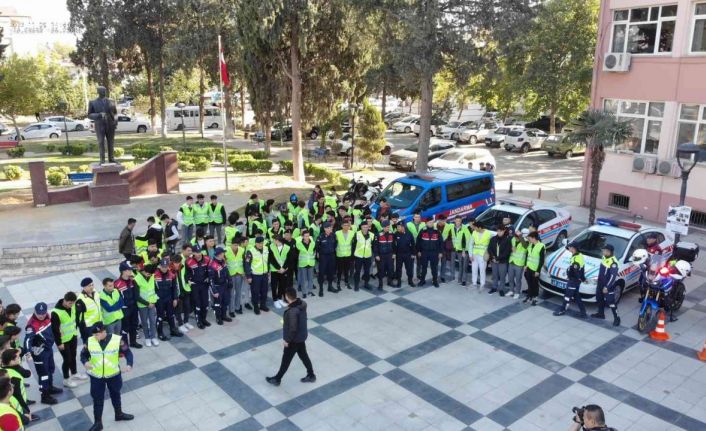 Sarıgöl’de ’Reklektif Yelek Giy, Görünür Ol" projesi