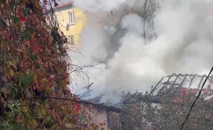 Sarıyer’de 3 gecekondu alevlere teslim oldu