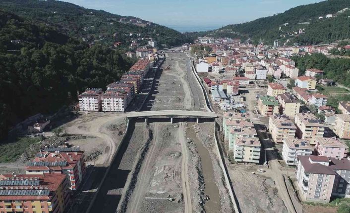 Selin vurduğu Bozkurt’taki Ezine Çayı çevresinde 6 bin 200 metre duvar tamamlandı