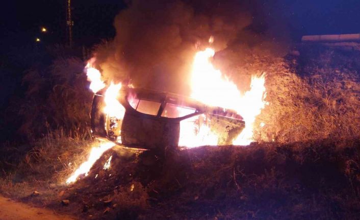 Silahla bir kişiyi yaralayıp kaçmak isteyenlerin aracı kazada alev alev yandı