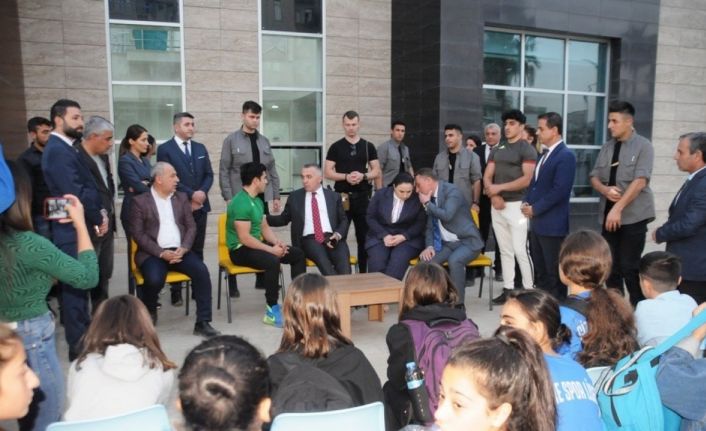 Şırnak Valisi Bilgin, gençlik merkezinde öğrencilerle bir araya geldi