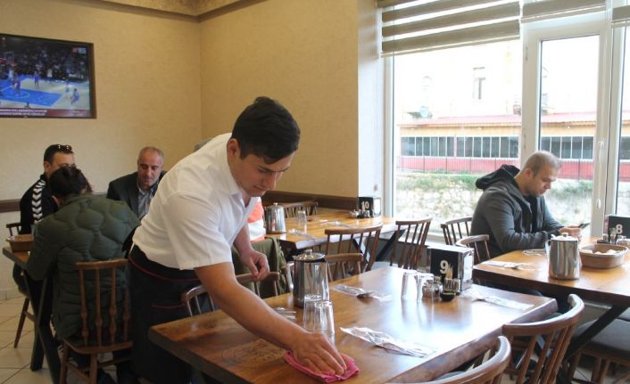 Soğuk havada Çoruh’un serin sularına girerek ağaç parçalarını topladı