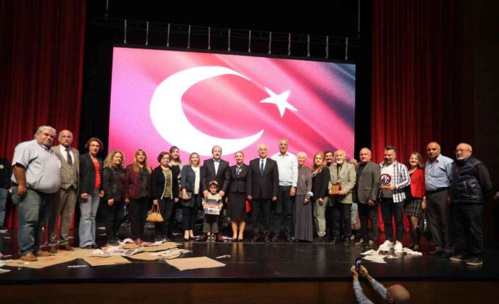 "Sokakların Çatısı Yok" oyunu beğeni topladı