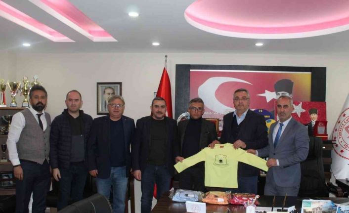 STSO’dan Kula’daki ihtiyaç sahibi öğrencilere eşofman takımı