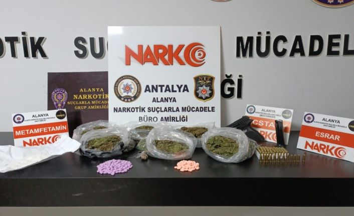 Şüphe üzerine durdurulan araçtan uyuşturucu ve silah çıktı