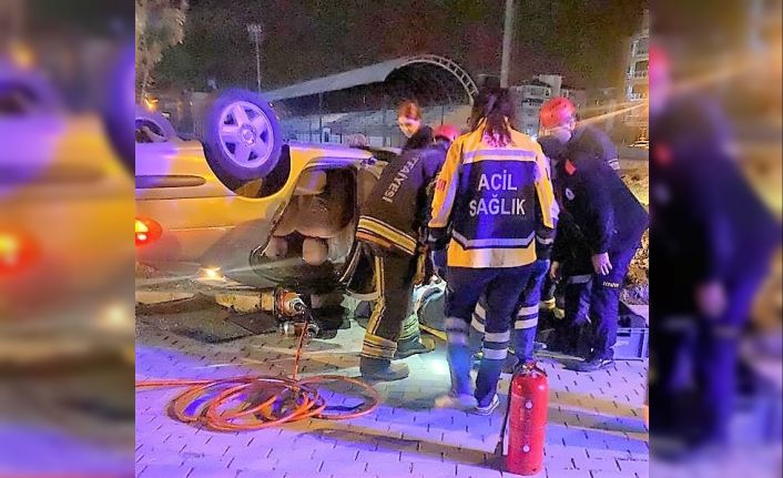 Takla atıp ters duran otomobilde sıkışan sürücü yaralı kurtarıldı