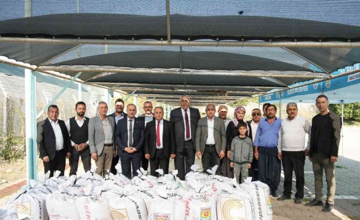 Tarsus Belediyesi çiftçilere ücretsiz ’ata tohumu’ buğday dağıttı