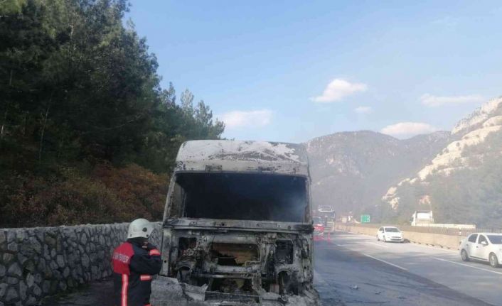 Tarsus’ta yanan tır kullanılmaz hale geldi