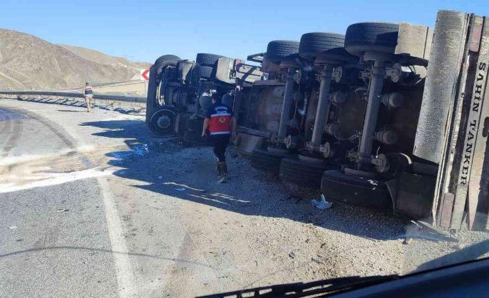 Tır devrildi: 1 yaralı