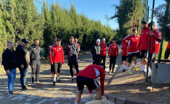 Turgutluspor, Ayvalıkgücü Belediyespor karşılaşması öncesi kurban kesti