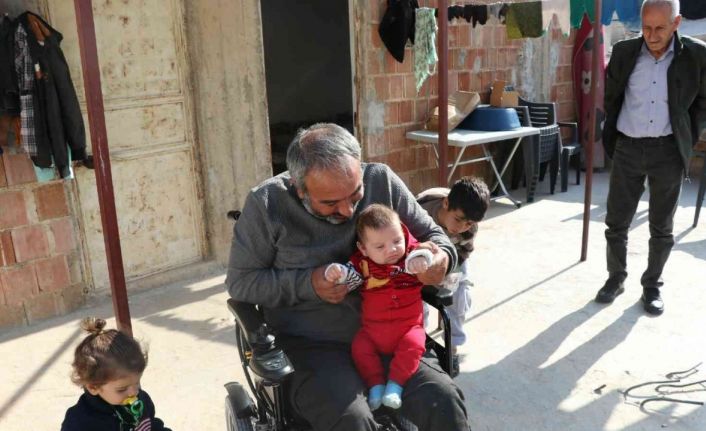 Üç çocuk babasının akülü tekerlekli sandalye sevinci