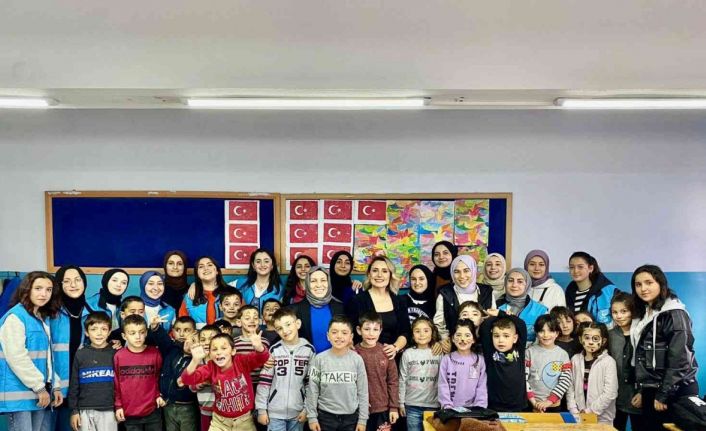 Üniversite öğrencileri elleriyle ördükleri ürünleri miniklere hediye etti