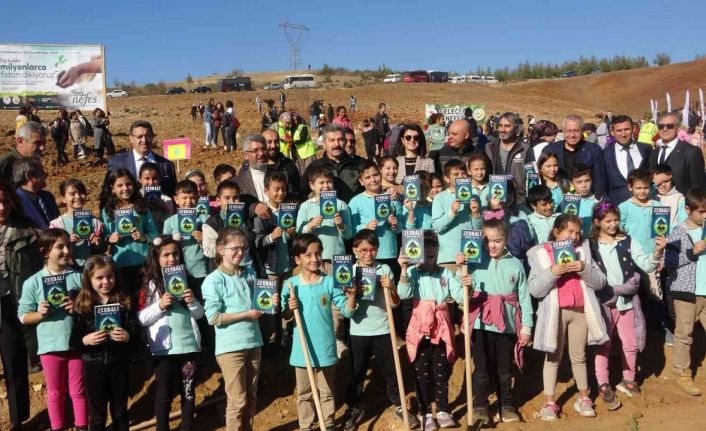 Uşak’ta geleceğe nefes için 7 hektarlık alana fidan dikildi