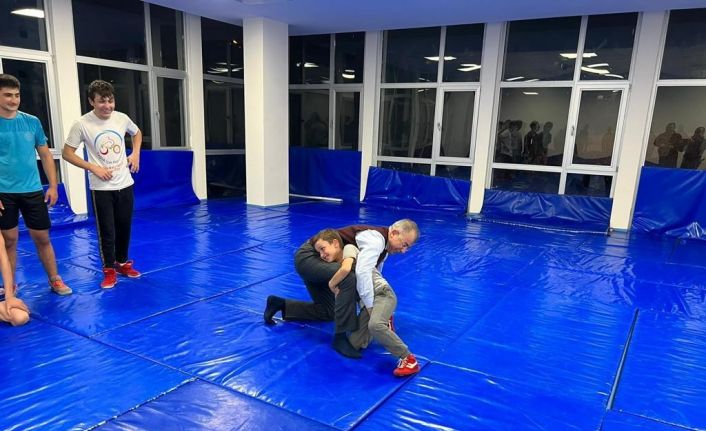Vali, 9 yaşındaki sporcuyla güreşince ortaya ilginç görüntüler çıktı