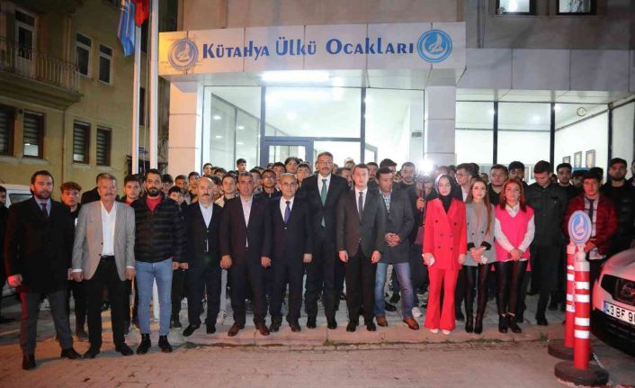 Vali Ali Çelik, Ülkü Ocakları Kütahya İl Başkanlığı’nda gençlerle bir araya geldi