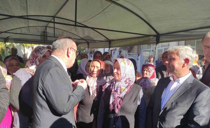 Vali Karadeniz Selendi’de vatandaşları dinledi