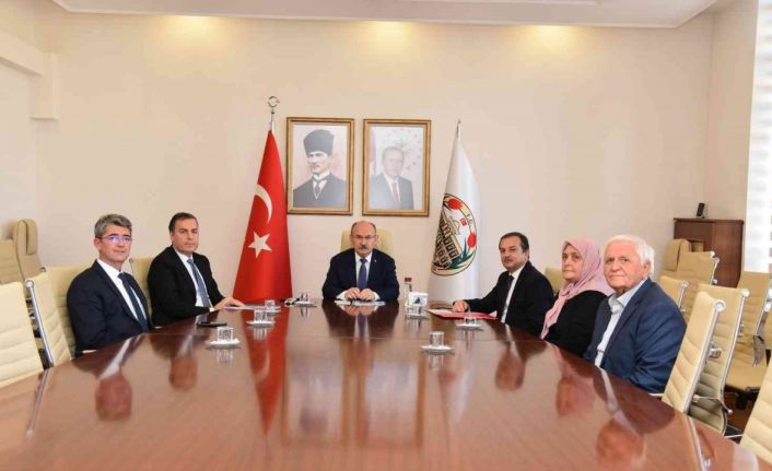 Vali Karadeniz’den hayırseverlere plaket