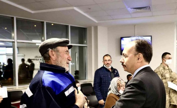 Vali Kızılkaya, acil serviste tedavi gören hastalara geçmiş olsun dileğinde bulundu