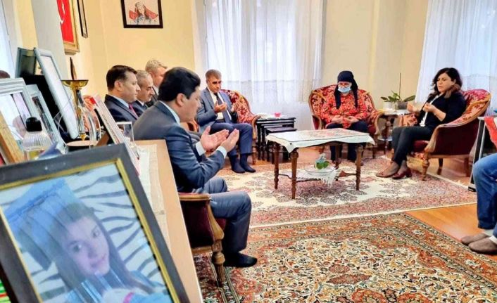 Vali, terör şehidi öğretmen Şenay Aybüke Yalçın’ın annesini ziyaret etti