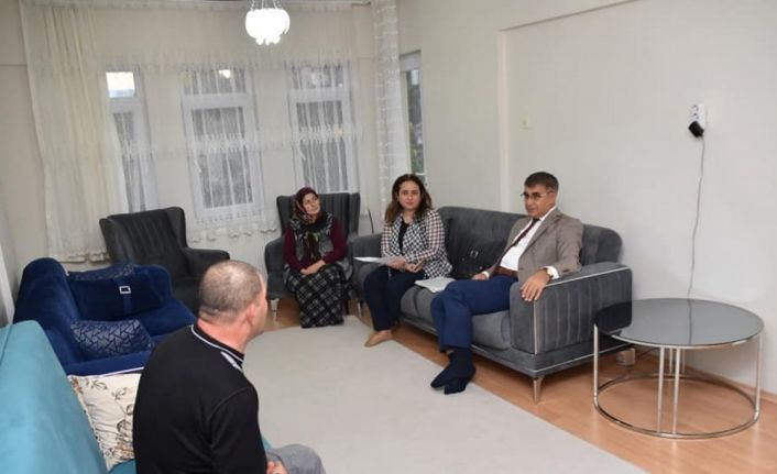 Vali vatandaşları evinde ziyaret etti